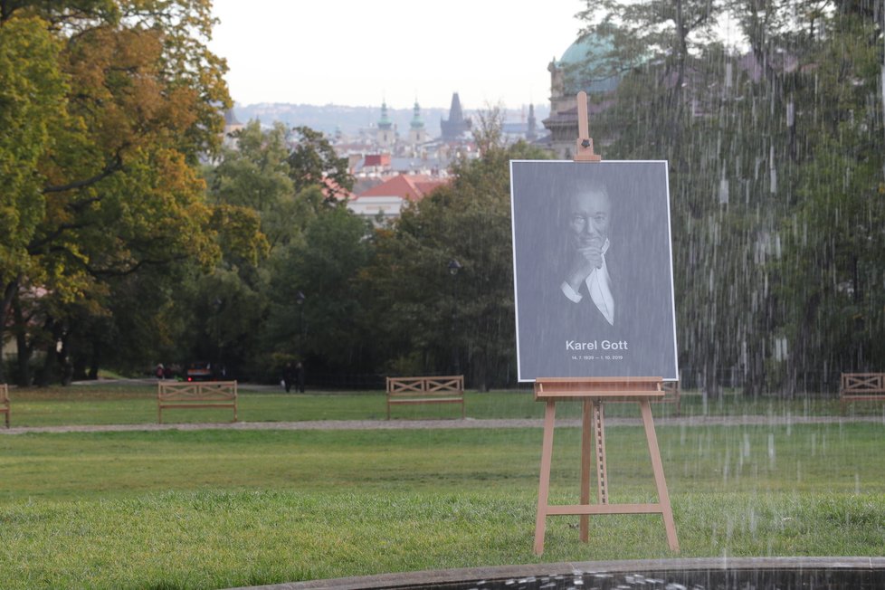 Lidé se mohou památce Karla Gotta poklonit také v Kinského zahradě v Praze 5, a to do nedělní půlnoci.