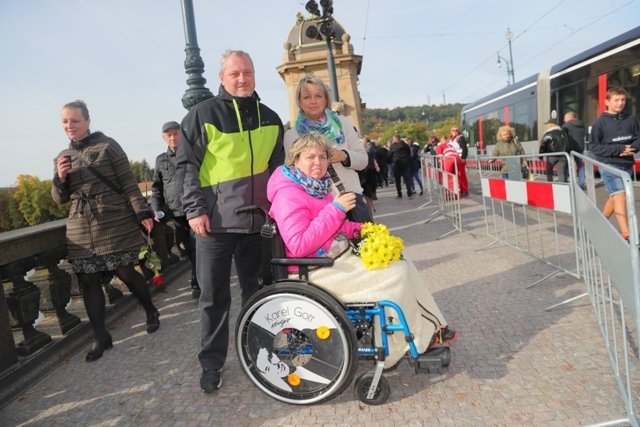 Tahle fanynka Karla Gotta nešla díky výzdobě kol na jejím vozíčku přehlédnout.