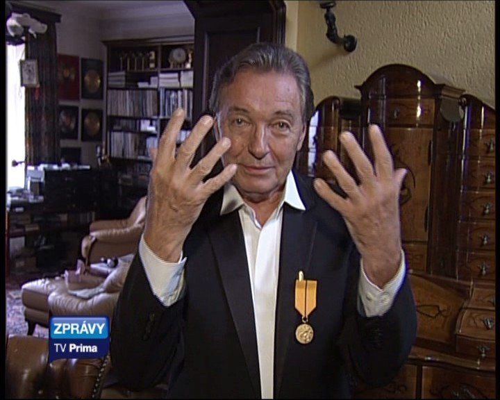 Karel Gott ukázal v roce 2009 fakáč.