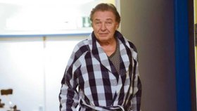 Karel Gott (76), bojující s rakovinou mízních uzlin, boduje na Facebooku. Jeho vzkaz si poslechlo 2 miliony lidí.