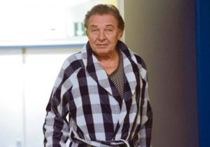 Karel Gott (76), bojující s rakovinou mízních uzlin, boduje na Facebooku. Jeho vzkaz si poslechlo 2 miliony lidí.