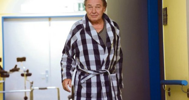 Karel stále leží na hematologii Všeobecné fakultní nemocnice v Praze. Karel stále leží na hematologii Všeobecné fakultní nemocnice v Praze.