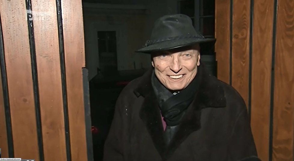 Karel Gott nosil v zimě klobouk. Tehdy mu sotva začaly rašit nové vlasy.