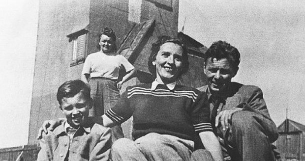 Karel Gott s rodiči Marií a Karlem Gottovými