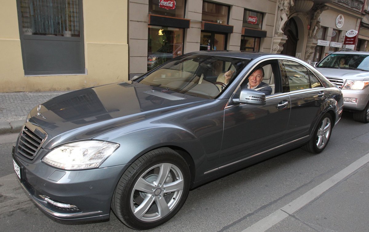 Karel Gott si potrpí na luxusní automobily.