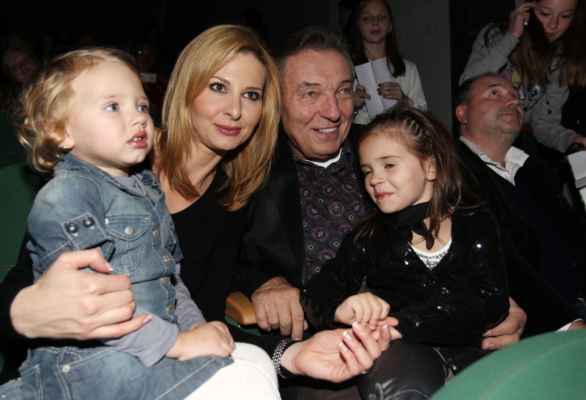 S rodinou – manželkou Ivanou (34) a dcerami Nelly Sofií a Charlotte Ellou.