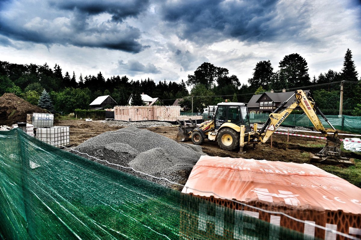 Na pozemku po terénních a betonových pracech roste hrubá stavba.