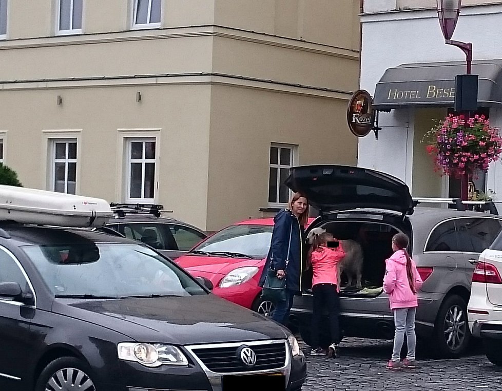 Ivana s dcerkami a jejich fenkou na výletě v nedaleké Krásné Lípě.