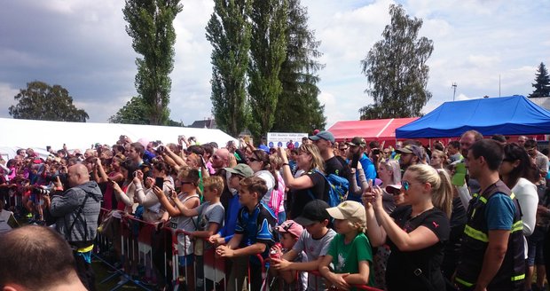 Karel Gott se po nemoci zotavuje skvěle. Na  závodě Houmrův triatlon Karel Gott předal ceny vítězům.