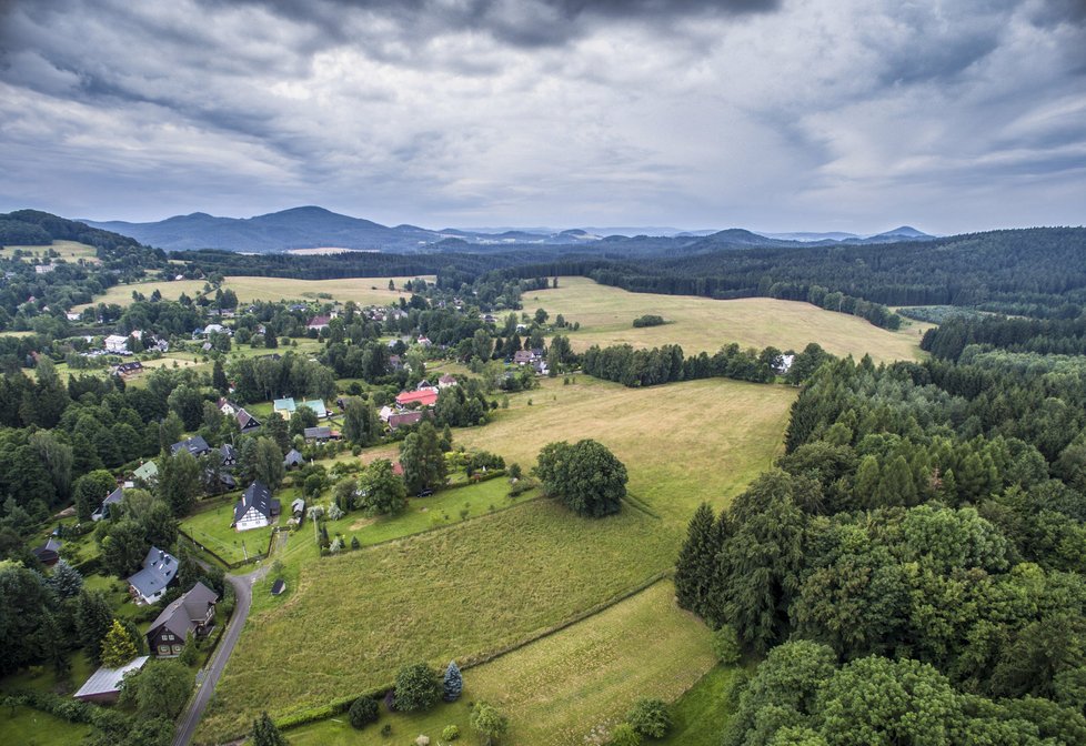 Parcela hraničí přímo s lesem. Z její horní strany je krásný výhled na Doubici i Lužické hory.