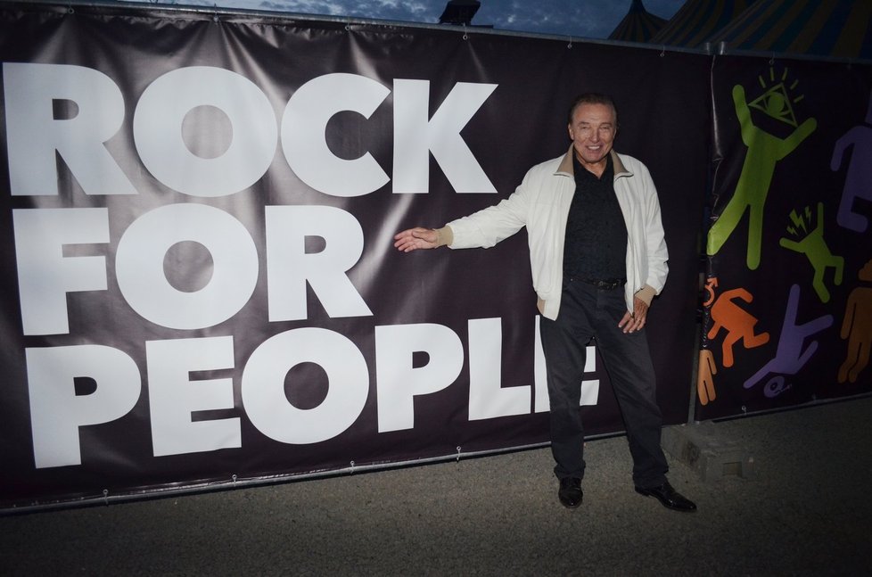 Karel Gott na Rock for People roztancoval dav o 10 tisících lidech.