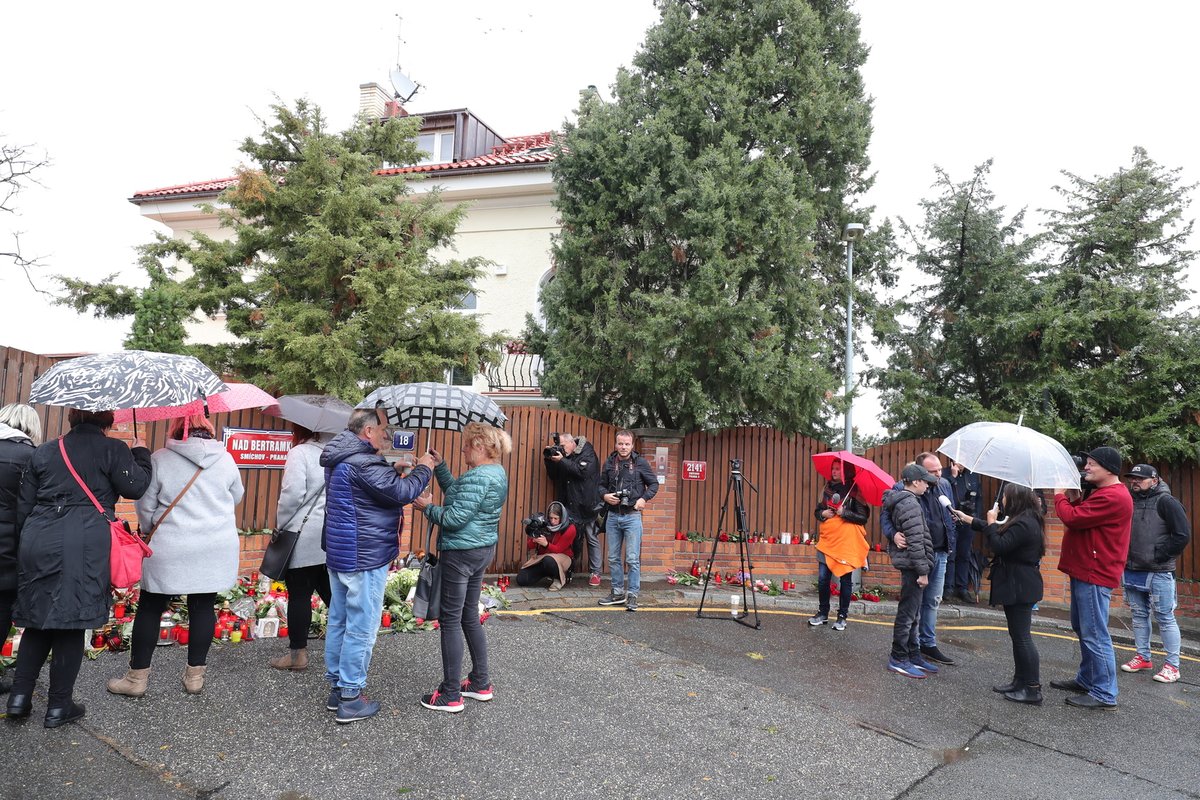 Před Bertramkou je stále rušno... Přibývají další a další smuteční svíčky a květiny.