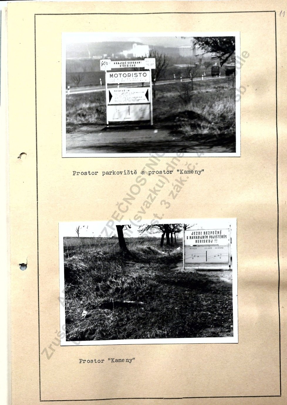 Fotodokumentace – Plechová info cedule, za níž měl Karel Gott instrukce od vyděračů najít.
