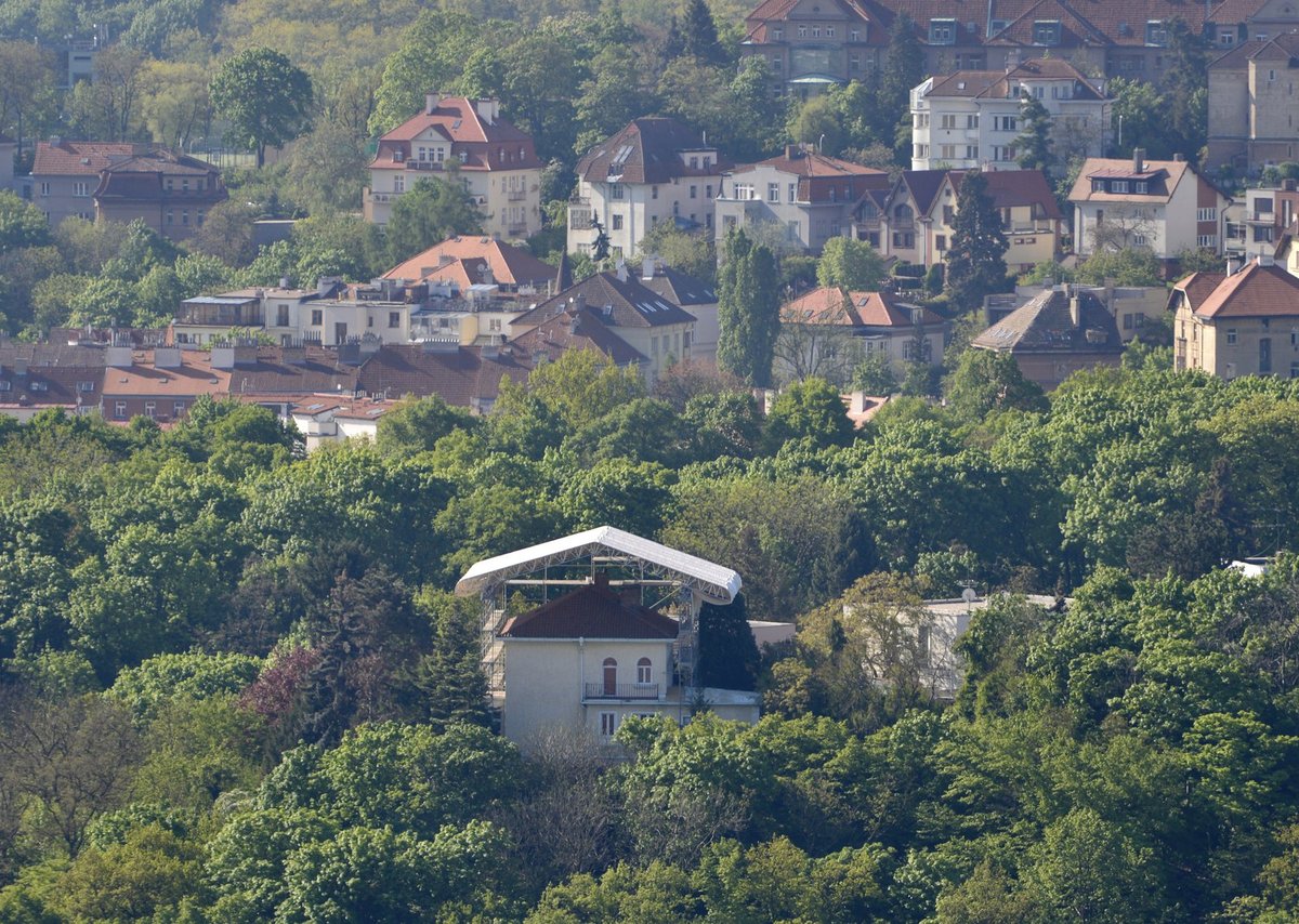 ...a takhle právě teď! Dělníci ho obehnali lešením a nad střechu roztáhli velkou plachtu.