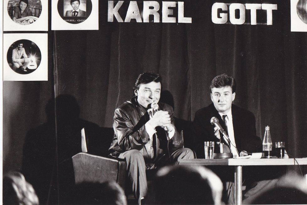 Karel Gott s Janem Adamem na besedě v klubu Iuridica (1986)