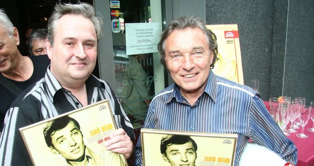 Karel Gott s Janem Adamem a se Zlatými deskami Supraphonu za úspěšný prodej DVD Karel Gott - Lady Carneval - Hity 60. let