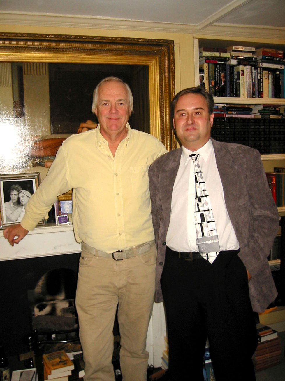 Jan Adam na návštěvě u muzikálového libretisty, autora muzikálů Jesus Christ Superstar, Evita a Lví král, Sira Tima Rice (2002)