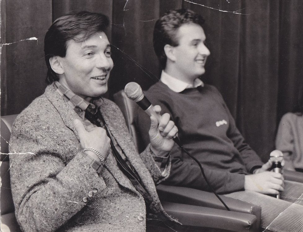 Karel Gott s Janem Adamem na besedě ve vysokoškolském klubu Iuridica (1984)