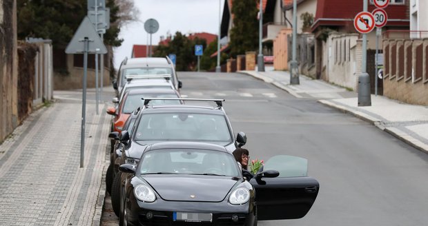 Taťána Smutná přijela na Malvazinky, kde má hrob Karel Gott, novým porschem.