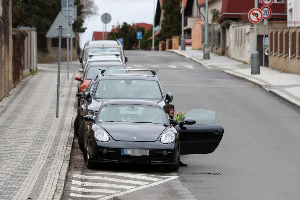 Taťána Smutná přijela na Malvazinky, kde má hrob Karel Gott, novým porschem.