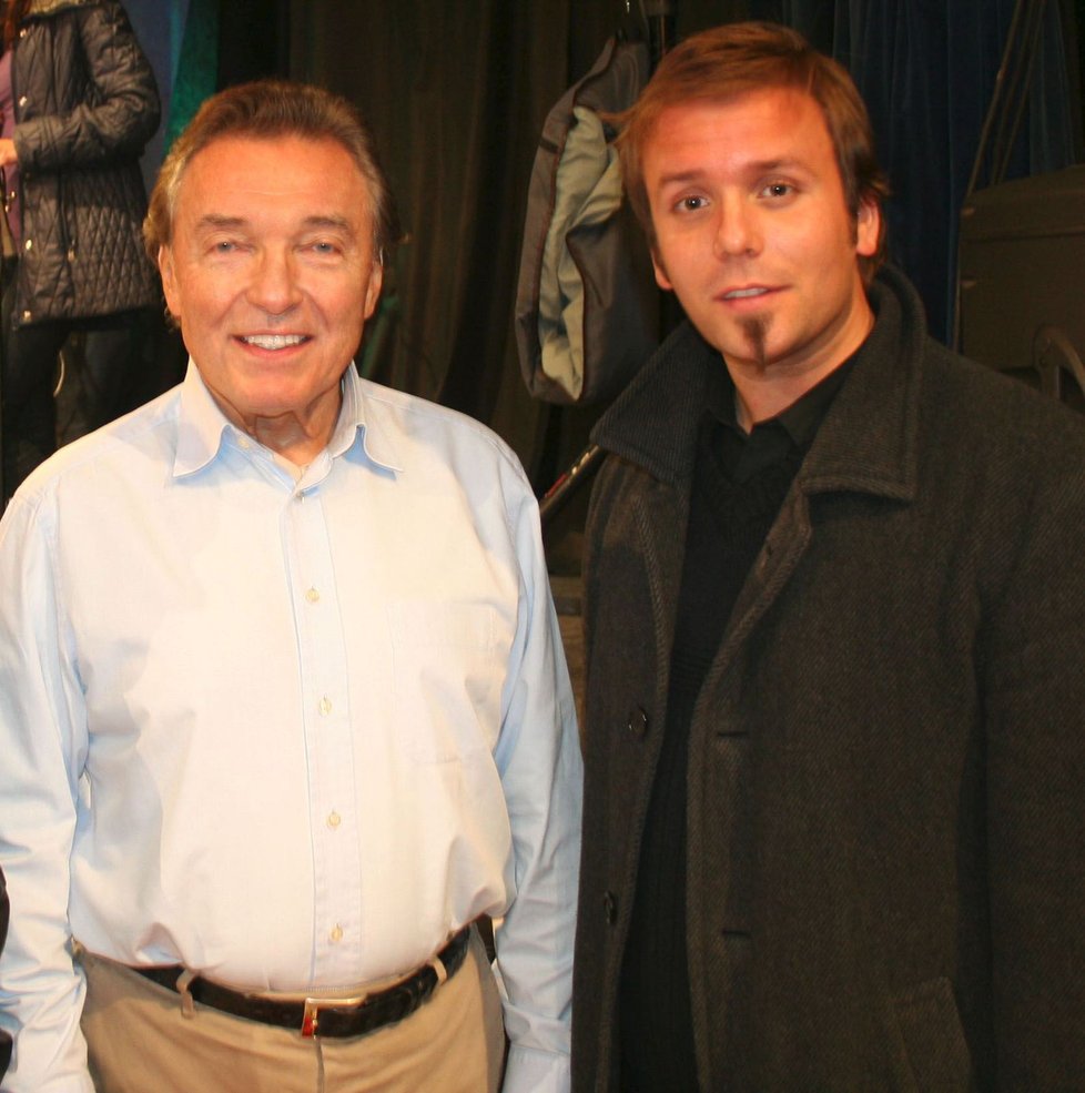 Karel Gott si setkání s revivalovou kapelou z Bučovic vždy užíval. Na snímku s Josefem Boudou.