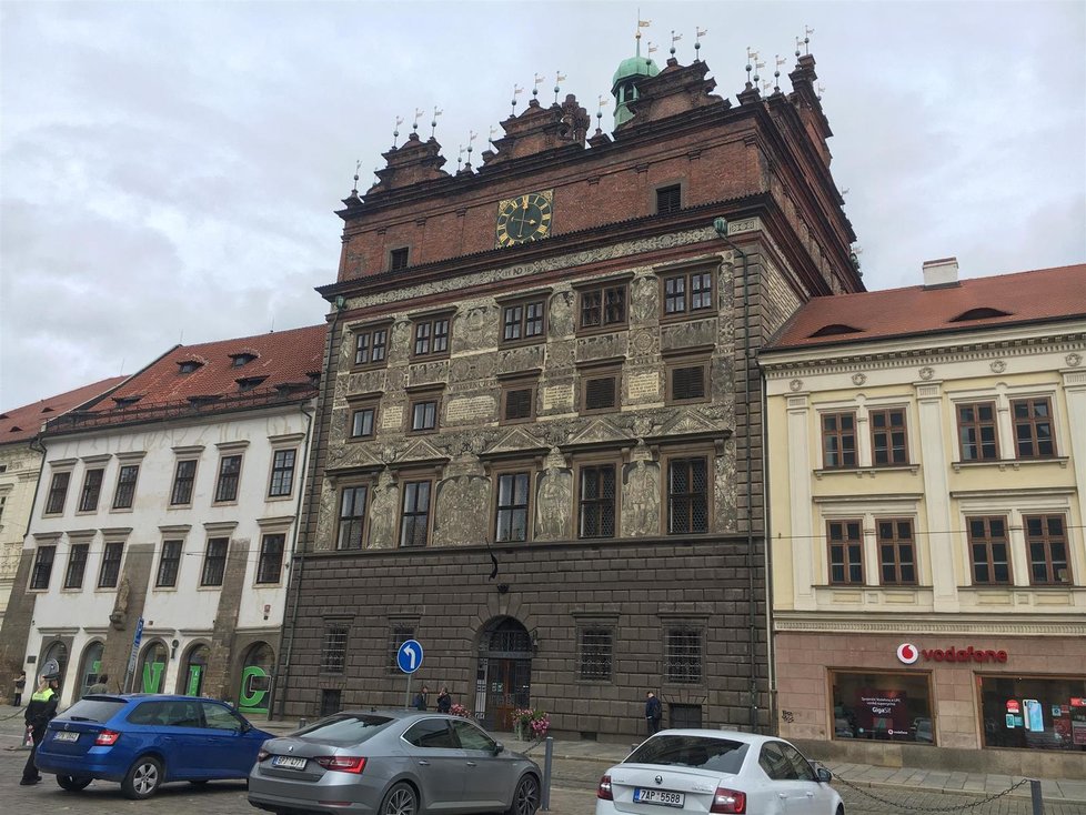 Památku Karla Gotta uctila i jeho rodná Plzeň. Na budově radnice vyvěsili černý prapor.