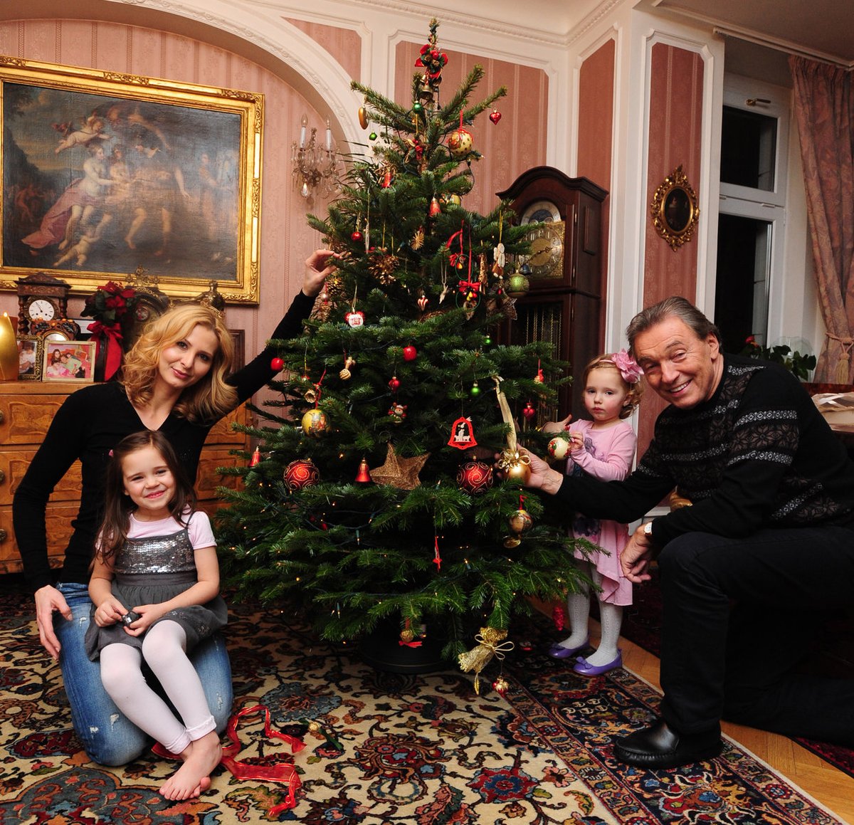 Loňské Vánoce u Gottů: maminka Ivana s Charlotte a tatínek Karel s Nelly