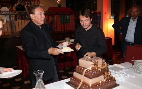 Karel se zúčastnil krájení dortu Vlasty Korce a pak ho na talířcích roznášel hostům.
