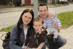 Rodinka se vrací z jarní procházky: Lucie, Vojta, Jan a Honzík