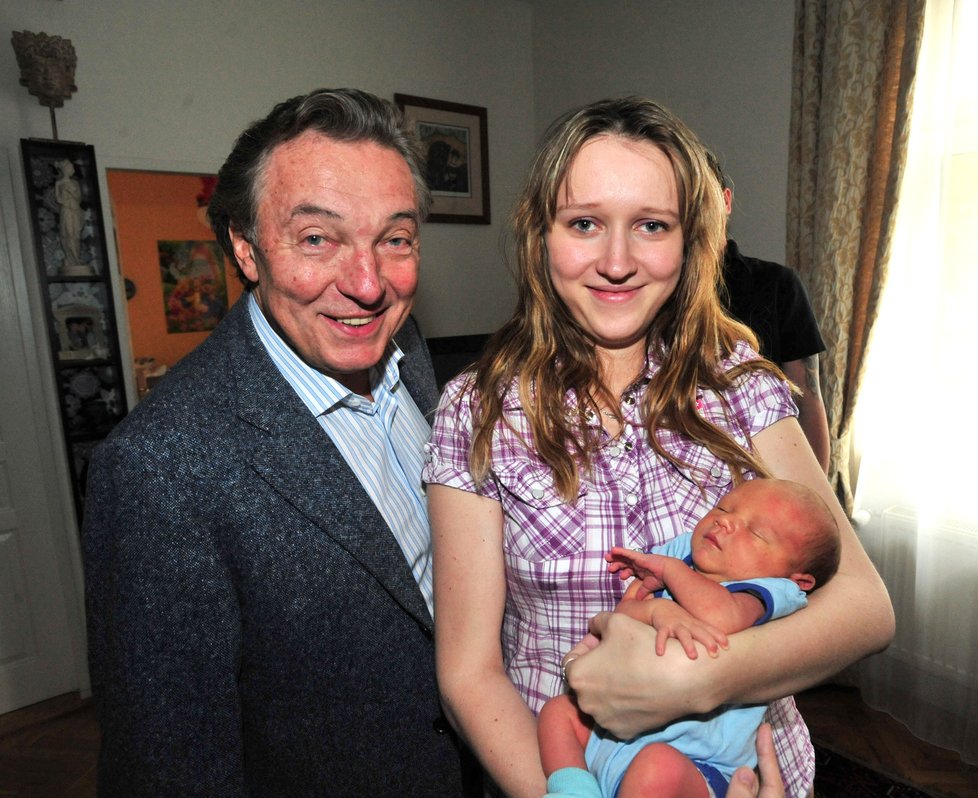 Archivní snímek z roku 2010. Karel Gott s dcerou Lucií a vnukem Vojtíškem