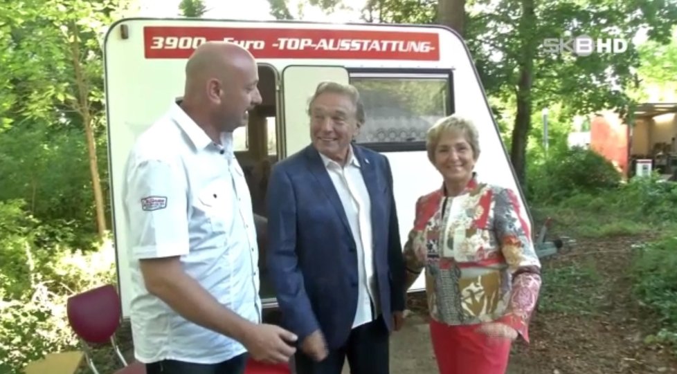 Karel měl k dispozici karavan s nápisem 3900 Euro.