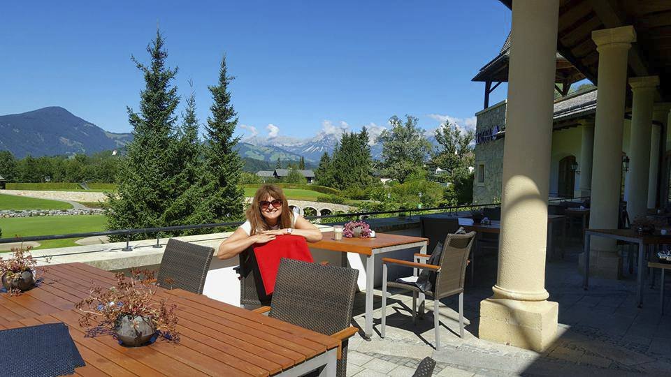 Gottova exmilenka Taťána Smutná relaxuje na terase hotýlku s alpskou vyhlídkou.