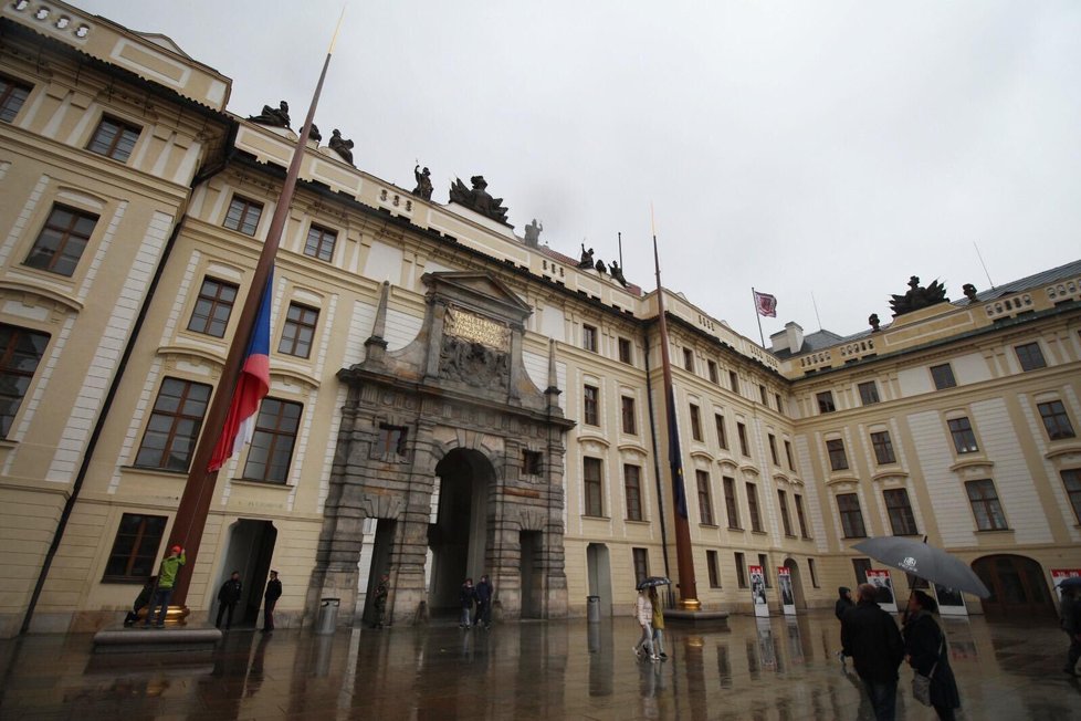 Smutek za Karla Gotta. Vlajky na půl žerdi stáhli na Pražském hradě