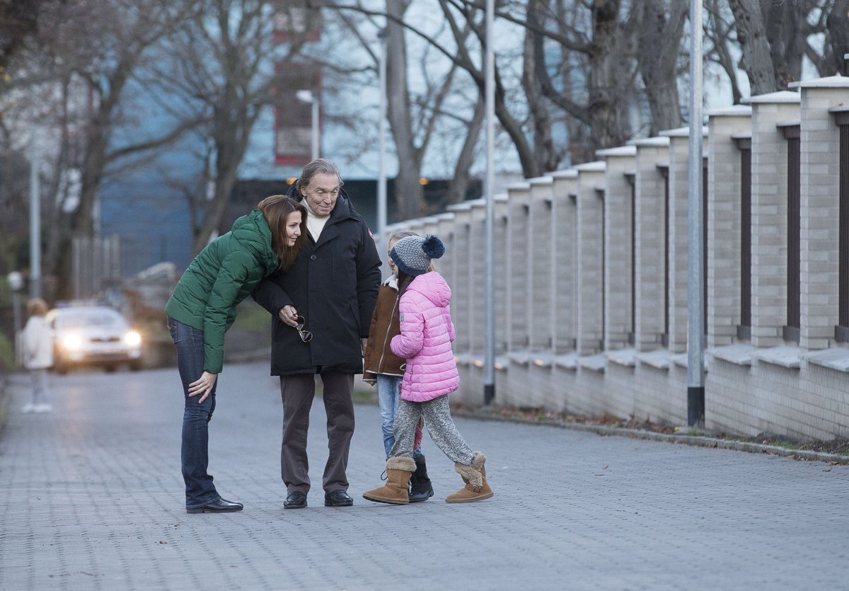 S dcerami Charlotte a Nelly na procházce působil plný sil. 