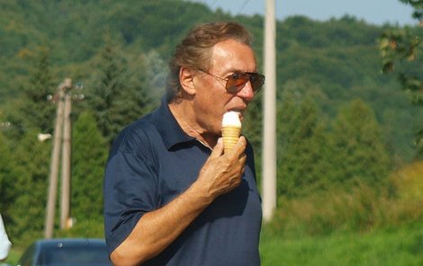 Karel Gott si na Slovensku našel čas na odpočinek. Ochutnal i zmrzlinu.