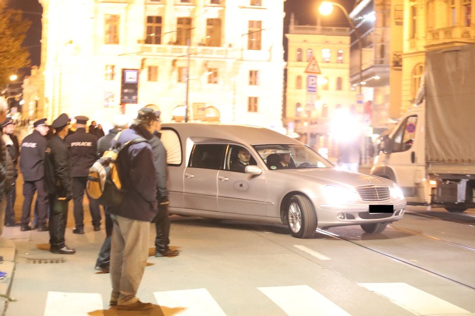 Pohřební vůz odváží rakev s ostatky Karla Gotta z Žofína, kde se se zpěvákem loučila veřejnost.