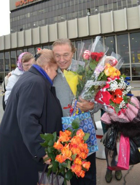 Karel Gott v objetí fanynky.