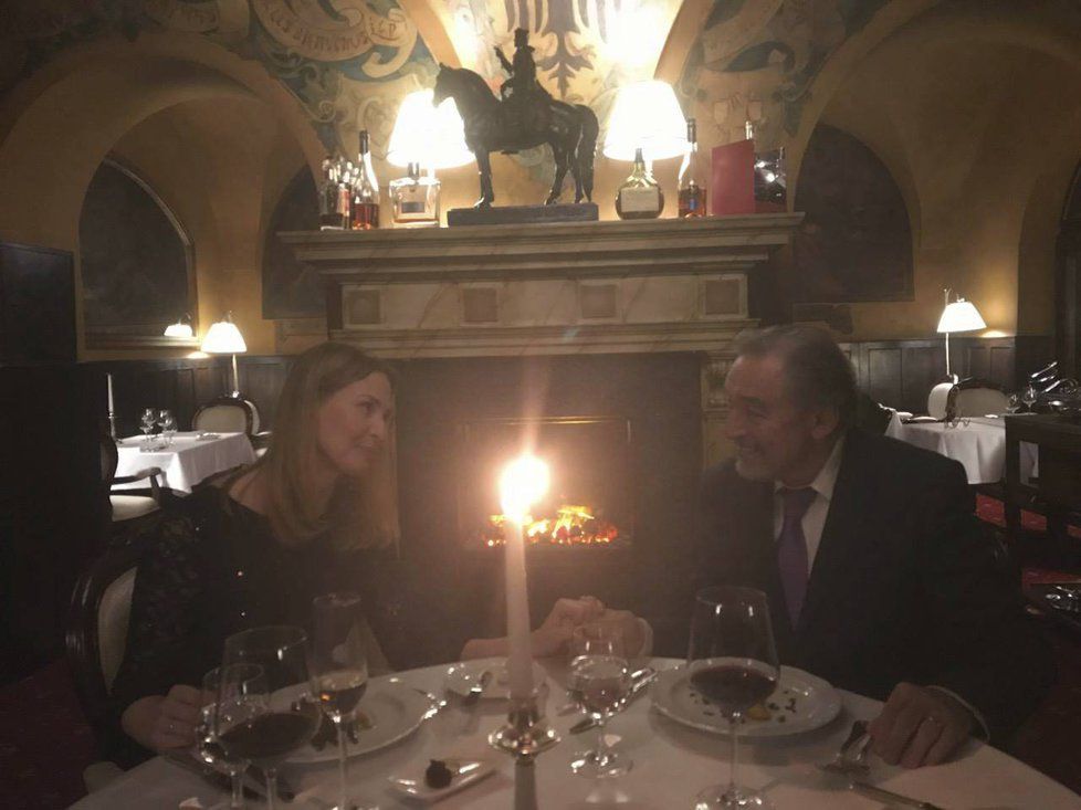 Karel Gott s manželkou Ivanou na večeři oslavovali 10. výročí svatby.