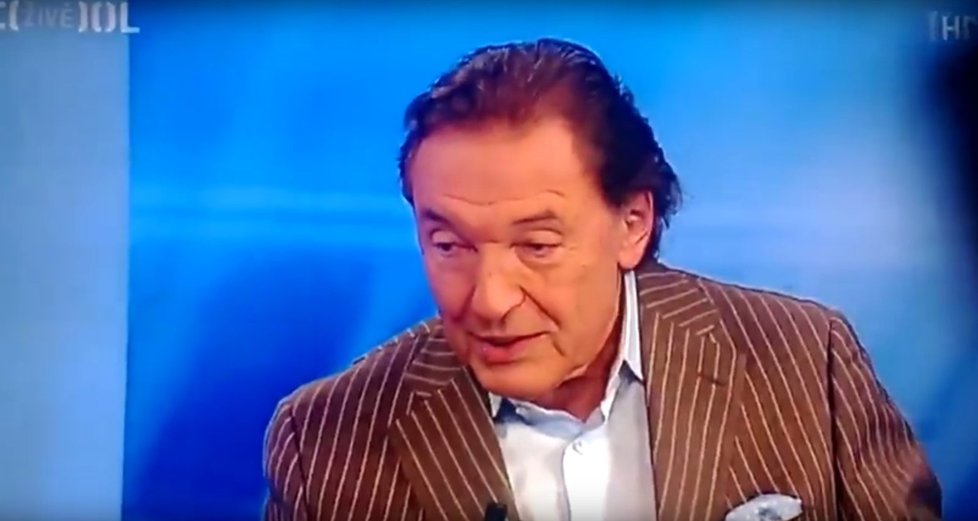 Karel Gott jako komentátor fotbalu.