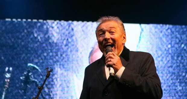 Karel zpíval na Slovensku živě své největší hity.