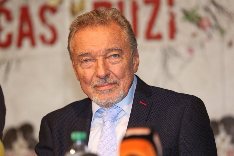 Karel Gott oznámil na tiskové konferenci, že před novináři nestojí jako zpěvák.