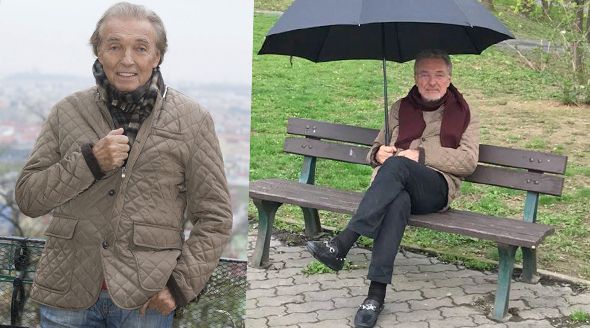 Karel Gott na lavičce sedí venku v dešti.