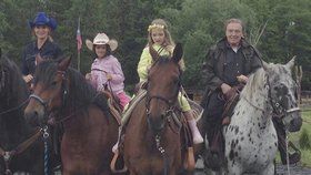 Gott vyvezl rodinku na výlet na koních.