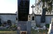 Urna s Oldovým popelem je uložena do schránky na desce hrobu Gottových rodičů v Újezdu u Sv. Kříže