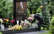 Hrob Karla Gotta se v den jeho nedožitých 82. narozenin začíná plnit květinami
