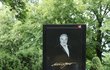 Hrob Karla Gotta se v den jeho nedožitých 82. narozenin zaplnil květinami.