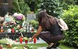Hrob Karla Gotta se v den jeho nedožitých 82. narozenin plní květinami