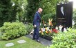 Jako první se včera u Gottova hrobu objevil šéf protokolu Vladimír Kruliš.