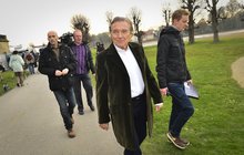 Karel Gott zuří: Kdo je u Felixe kok*t?! Já se pravdy dopátrám! 