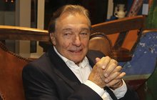 Zoufalý Karel Gott: Přišel o svou pravou ruku!